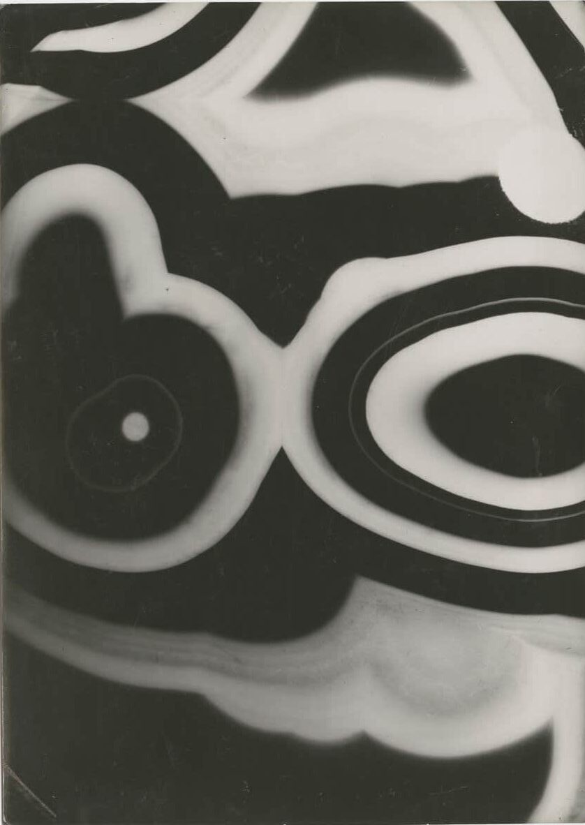 Schwarzweißfotografie. Nahaufnahme eines Gesteins.