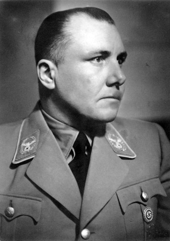 Schwarzweißfotografie. Porträt eines Mannes in Uniform, Martin Bormann.