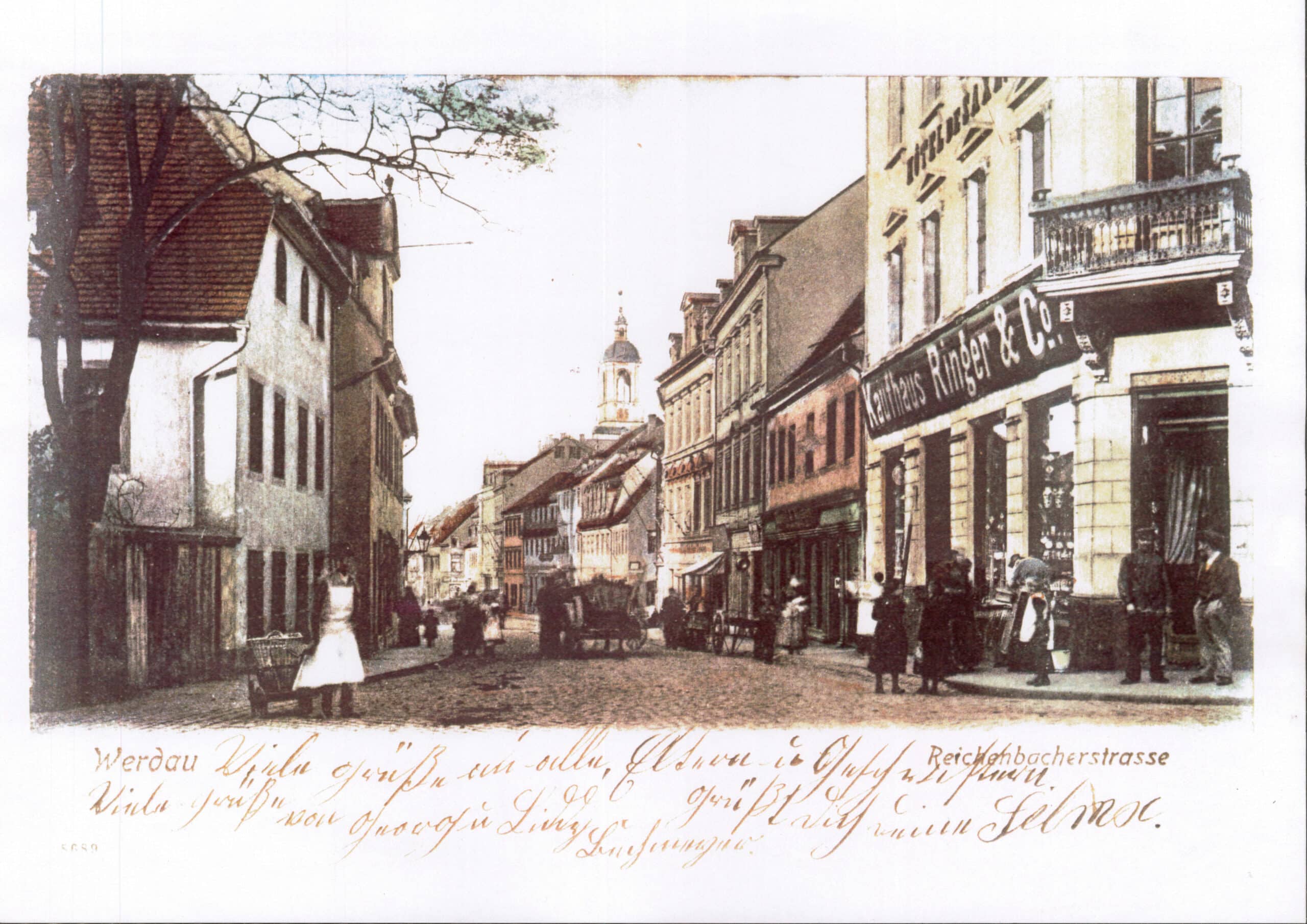 Historic postcard with a coloured illustration of the street at the market in Werdau. On the right side, the Ringer & Co. department store can be seen.
